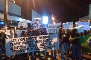 Estudantes e professores da Uespi vaiam Wellington Dias em protesto. Veja vídeos! (Foto: -)