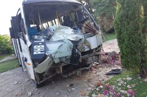 Veículo colide em muro de residência no litoral do Piauí (Foto: -)