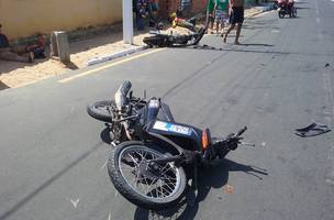 Colisão entre motocicletas deixa duas pessoas feridas no litoral do Piauí (Foto: -)