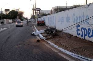 Veículo colide em poste e derruba fiação elétrica no litoral do Piauí (Foto: -)