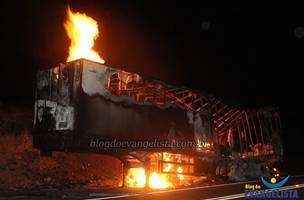 Carreta pega fogo e carga é totalmente destruída no interior do Piauí (Foto: -)