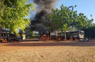 Menores são apreendidos suspeitos de incendiar ônibus escolares em pátio de colégio (Foto: -)
