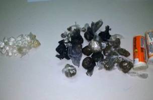 Agentes encontram drogas e celular escondidos em cela de penitenciária no Piauí (Foto: -)
