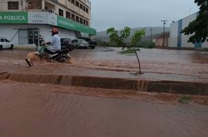 Forte chuva alaga bairros e deixa moradores ilhados no Piauí (Foto: -)