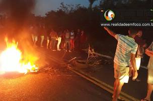 Usuários interditam rodovia em protesto contra aumento de passagem (Foto: -)