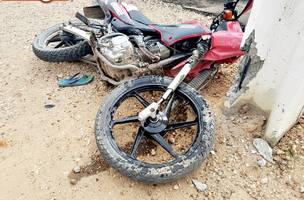 Motociclista bate em poste de energia elétrica no Piauí (Foto: -)