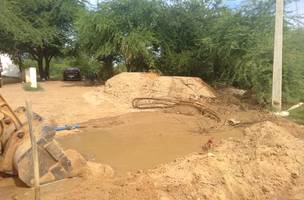 Moradores denunciam posto de combustível construído nas proximidades de leito de rio (Foto: -)