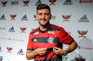 Arrascaeta chega com status de maior contratação da história do Flamengo — Foto: Marcelo Cortes / Flamengo (Foto: Arrascaeta chega com status de maior contratação da história do Flamengo — Foto: Marcelo Cortes / Flamengo)