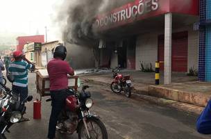 Incêndio destrói loja de materiais de construção no interior do Piauí (Foto: -)