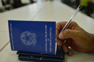 Carteira de trabalho (Foto: Marcello Casal Jr./Agência Brasil)