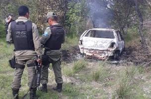 Populares encontram um corpo dentro de veículo incendiado (Foto: -)