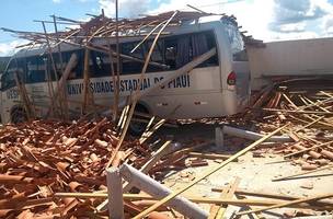 Teto de campus da Uespi desaba e atinge micro-ônibus depois de forte chuva (Foto: -)