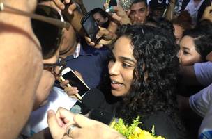 Elana desembarca no Aeroporto de Teresina e é recebida por multidão de fãs (Foto: -)