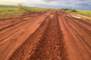 Produtores usam suas máquinas para consertar estradas estaduais no cerrado do Piauí (Foto: -)