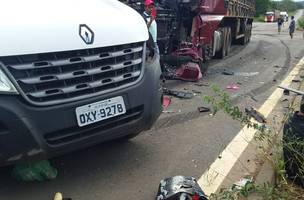 Acidente entre micro-ônibus e carreta deixa sete pessoas mortas e quatro gravemente feridas (Foto: -)