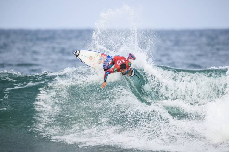 Gabriel Medina caiu para o italiano Leonardo Fioravanti (Foto: WSL)