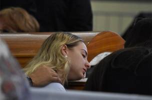 Bastante abalada, namorada de Gabriel Diniz se despede do cantor em velório (Foto: -)