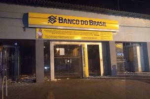 Bandidos explodem caixas eletrônicos de duas agências bancárias no Maranhão (Foto: -)