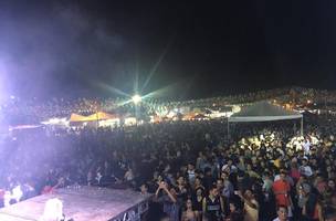 Oitava noite da ExpoTeresina é marcada por pedido de casamento, leilão e concurso de quadrilhas juninas (Foto: -)