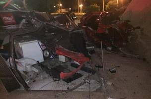 Arquiteto morre e empresário fica ferido ao colidir carro em banca de revistas na Raul Lopes (Foto: -)