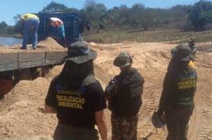 Fiscais da Semar flagram extração ilegal de areia e madeira no interior do Piauí (Foto: -)