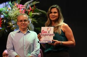 Agente de trânsito recebe troféu ''Elas inspiram” (Foto: -)