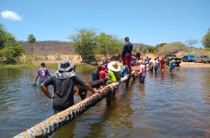 Cansados de esperar pelo poder público, moradores constroem ponte no interior do Piauí (Foto: -)