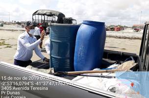 Mais de oito toneladas de resíduos de óleo foram retiradas das praias no litoral do Piauí (Foto: -)