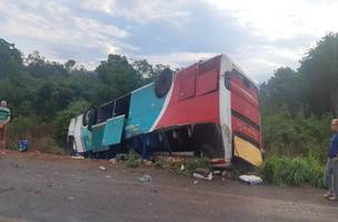 Grave acidente com ônibus mata duas pessoas e deixa outras feridas na BR 135 (Foto: -)