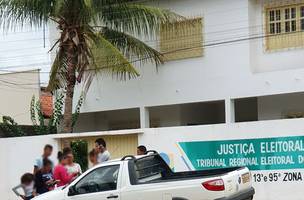 Vereador nega transporte, mas admite conversa com eleitores na frente do Cartório Eleitoral (Foto: -)