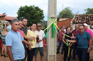 A prefeita e o poste (Foto: -)