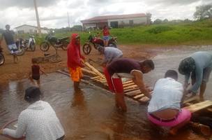 Moradores do bairro Santo Antonio em Sigefredo pacheco ficam ilhados (Foto: -)