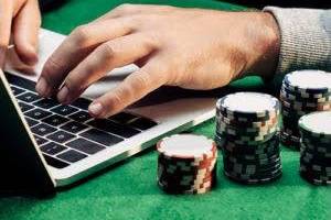 A transmissão ao vivo é uma ótima maneira de aprender a jogar poker! (Foto: -)