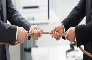É possível o empregado permanecer trabalhando como profissional liberal após suspensão de contrato? (Foto: -)