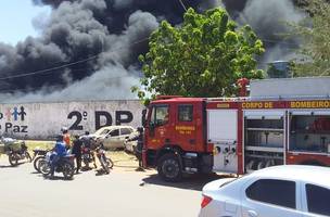 Incêndio de grandes proporções queima mais de 30 veículos em depósito de delegacia; assista ao vídeo (Foto: -)