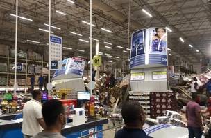 Prateleiras desabam e atingem clientes em supermercado no Maranhão; assista aos vídeos (Foto: -)