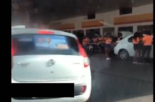 Vídeo flagra dezenas de carros com adesivos de candidato em posto de gasolina (Foto: -)