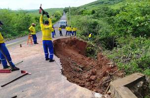 Estrada que dá acesso ao Morro do Gritador rompe e fica parcialmente interditada (Foto: -)