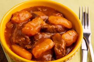 Hora do almoço: aprenda a fazer carne de panela com mandioca (Foto: -)