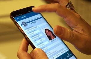 Eleitor deverá baixar o app e fazer cadastro para e-Título até 23:59 deste sábado (Foto: -)