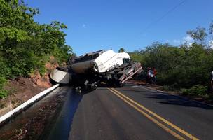 Caminhão carregado de óleo queimado tomba na BR 135; motorista sai ileso (Foto: -)