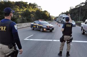 Caminhão tomba depois de colidir com carro de passeio na BR 343 (Foto: -)