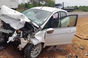 Colisão entre veículos deixa uma pessoa morta e quatro feridas na BR 343 (Foto: -)