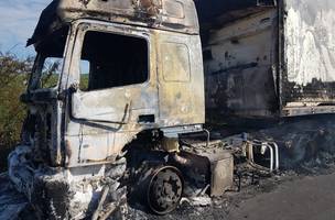 Veículo de carga pega fogo em Santo Antônio de Lisboa; motorista de 54 anos sai ileso (Foto: -)
