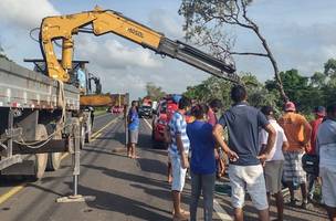 Mulher fica presa às ferragens depois de se envolver em acidente na BR 316 (Foto: -)