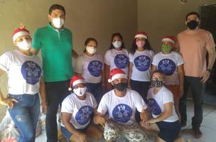 Ajuspi e Projeto Amigos em Ação  entregam cestas básicas para famílias carentes do bairro Vale Quem Tem em Teresina (Foto: -)