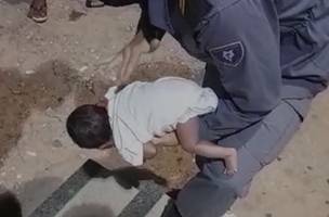 PM salva bebê de um mês engasgado com leite materno em Timon; assista ao vídeo (Foto: -)