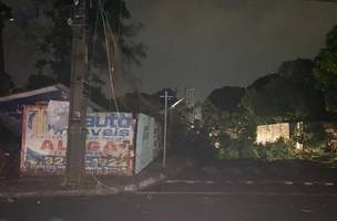 Bairros ficam sem energia elétrica depois de forte chuva em Teresina (Foto: -)