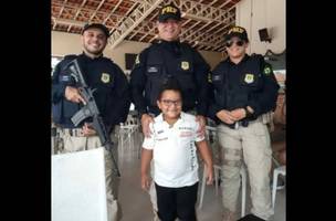 Criança fã da PRF tira foto com policias: "é o maior sonho dele", diz mãe (Foto: -)