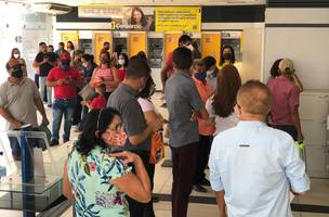 Em meio à pandemia, banco em São Raimundo Nonato gera aglomeração de clientes (Foto: -)